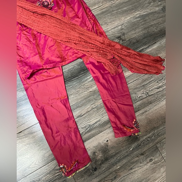 INDIAN SUIT - Picture 3 of 4